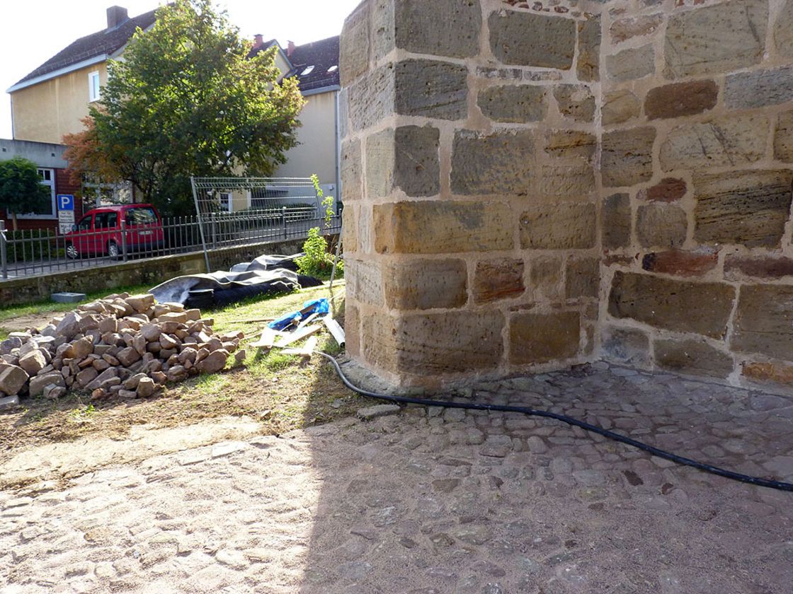 Fertigstellung der Treppe und der Pflasterarbeiten (Foto: Karl-Franz Thiede)
